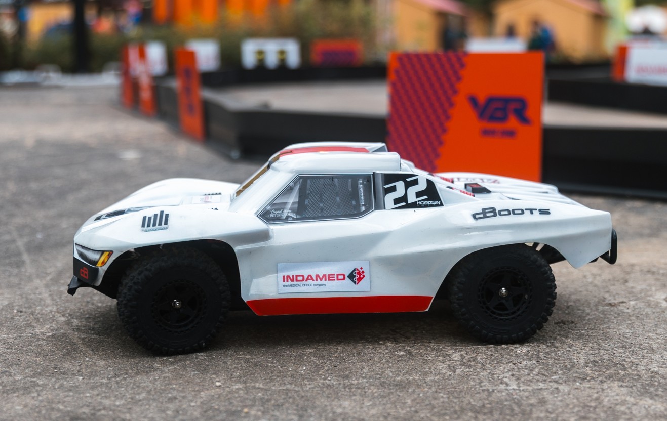 Modellfahrzeug von VBR Racing mit INDAMED-Logo beim Harzfest 2026